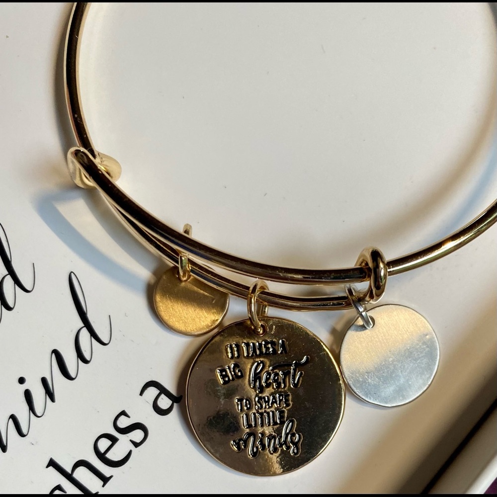🌟Versona “it takes a big heart to shape little minds” Bracelet🌟 NWT
